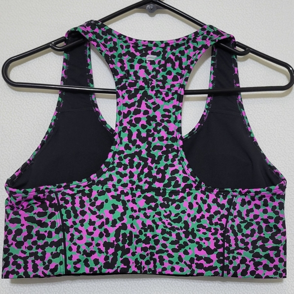 NWT Fabletics On-the-go Medium Impact Sports Bra Grass Green Safari Spot - Picture 5 of 7